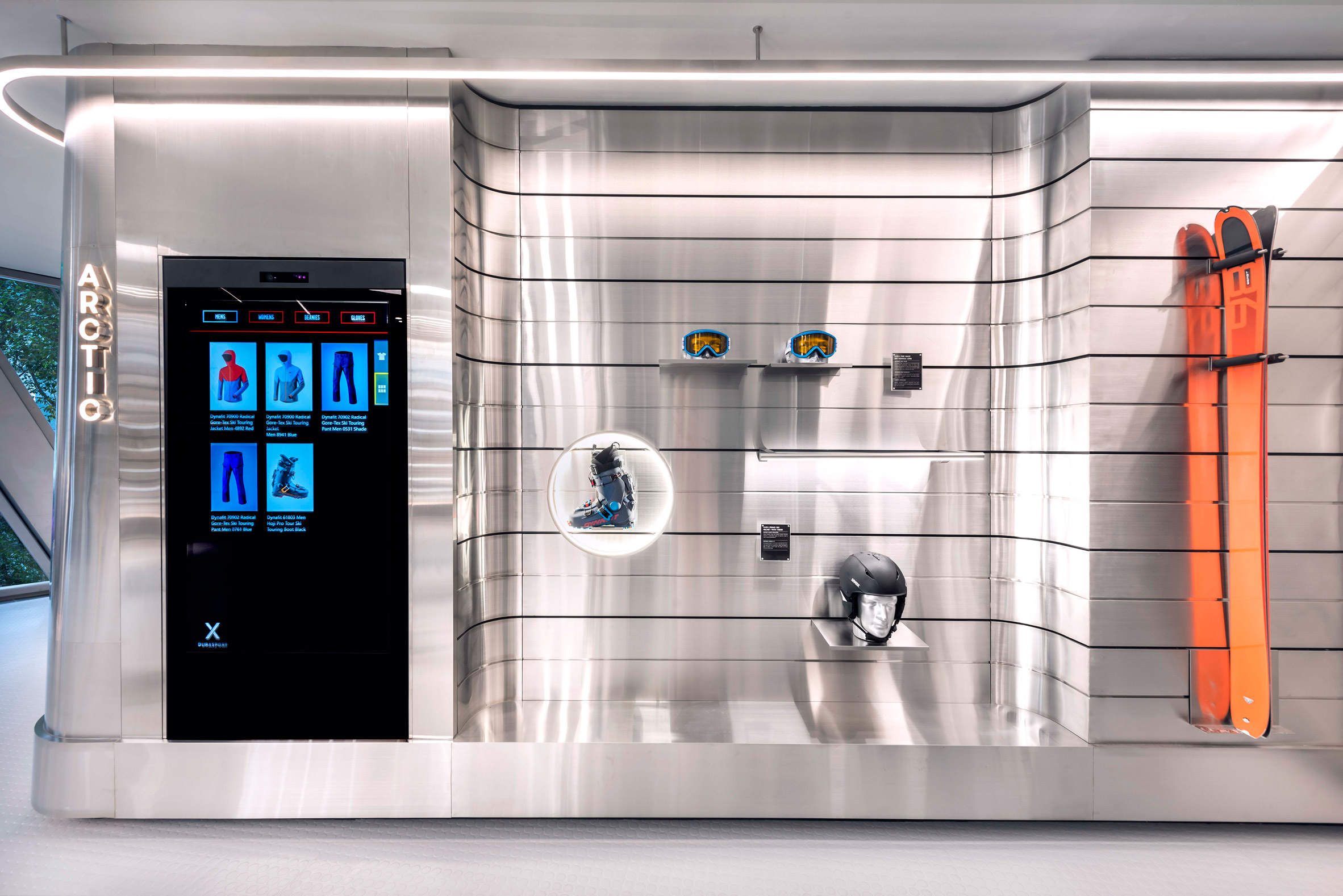 对于商店的主要空间材料,设计师选择使用高级不锈钢,用于制作店面,墙板,徽标标牌和产品展示