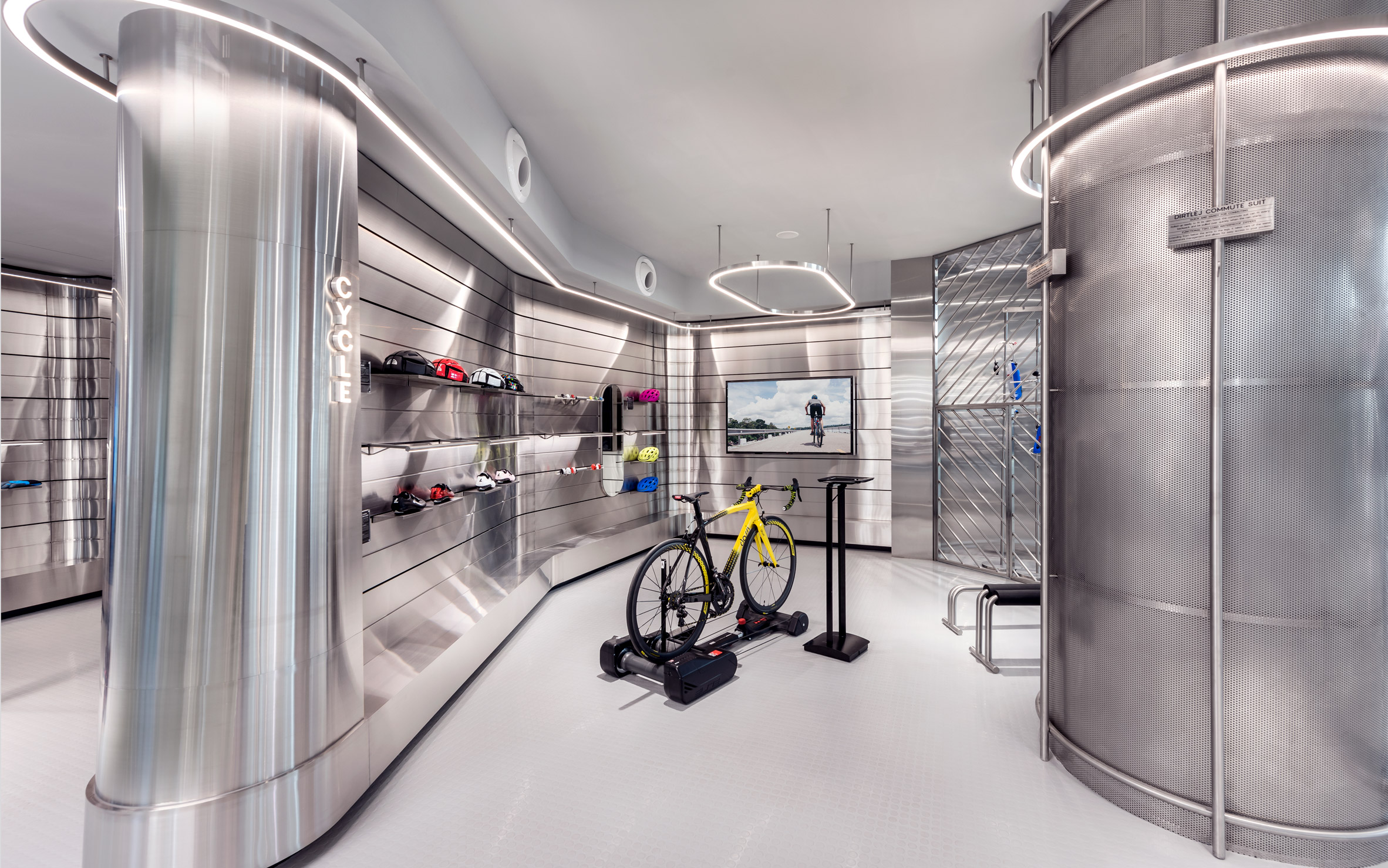 其中包括滑雪模拟器,带旋转表面的室内攀岩墙,允许客户虚拟尝试滑雪服的魔镜,用于测试潜水服灵活性的游泳凳,以及可模拟各种坡度梯度的自行车教练滚轮和骑车体验