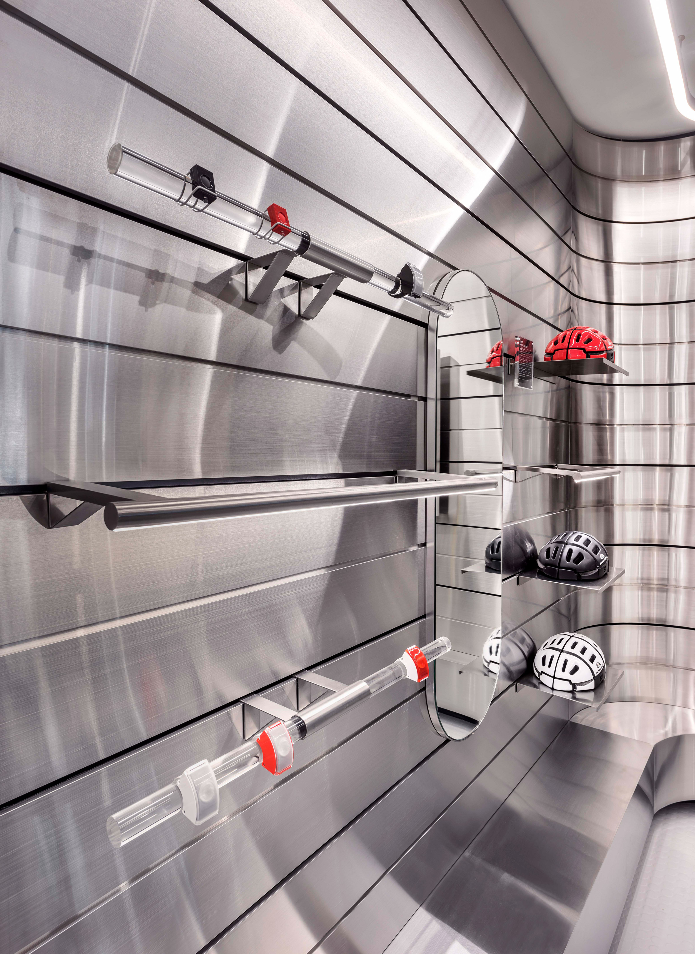 该商店采用三阶段零售策略来实现店内体验 - 激动,沉浸和说服 - 该商店设有四个实践经验区