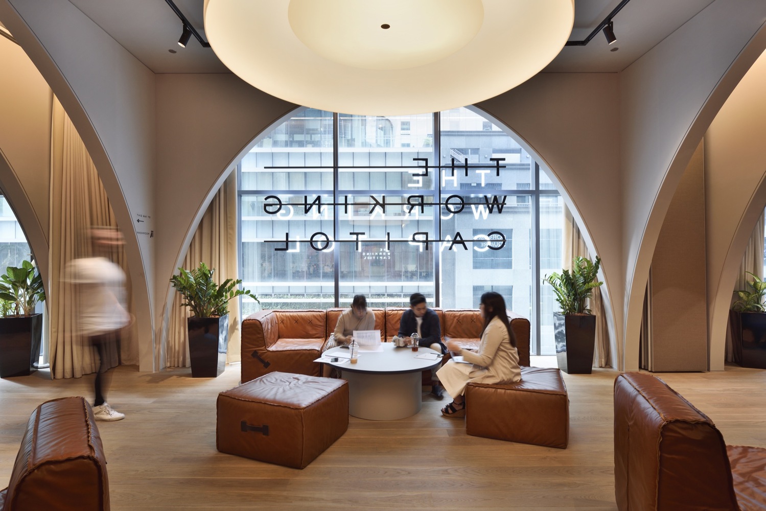 这一系列贴心的配套设施为项目拥有最优质的办公环境和休憩空间创造了条件。场地可适应各类企业和办公用户的不同需求。与此同时,不同空间之间的动线路径也为活动、交流和邂逅提供了契机。