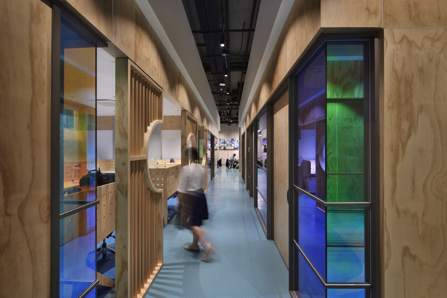 场地为用户提供协作式工作空间、安静区域、私人办公室和复式顶层公寓,以及一系列的食品和饮料店、20米户外小型泳池和健身房、空中花园、酒吧和会员休息室。