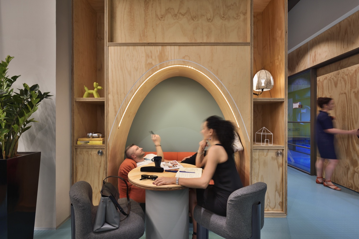 经由建筑事务所 HASSELL 和 The Working Capitol 联合办公公司的领导者的共同打造,这一位于市中心11层的办公空间融合了酒店设施和适应各类办公形式与活动的启发性空间。这是为积极谋求重塑新的运营方式的公司量身定制的理想的办公空间