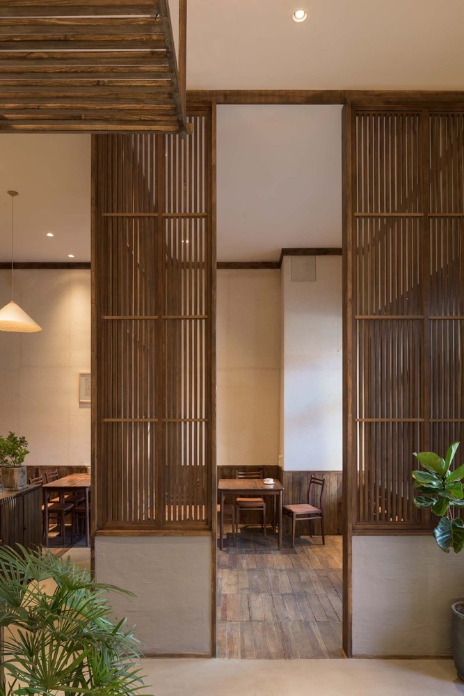 空间虽小,趣味性确要更多。空间格局上,我们借用我们中式园林常用的手法“以小见大,曲径通幽”的手法,利用时间与空间互动的关系来扩大“意识面积”。