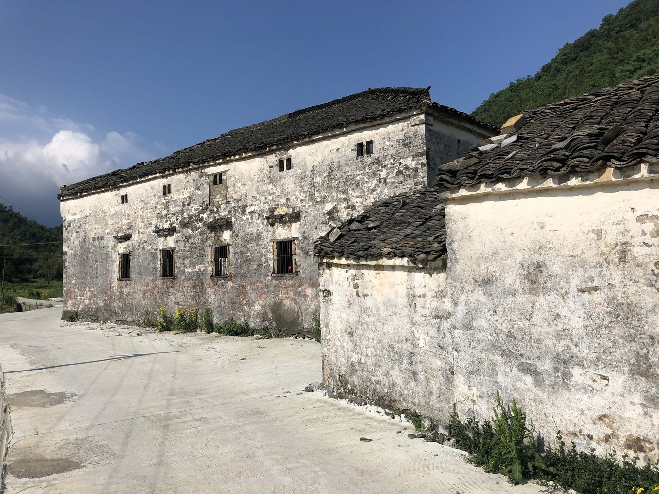 初入奇峰村,村里的房子透着一股简朴实用的拙劲儿。没有徽州古镇宅院的复杂格局,没有名家大户里木雕屋架装饰,只有写满年代感的小青瓦的坡屋顶,方洞窗,偶尔的一点披檐和山墙,就是精心的点缀。村口的房子多为公共建筑,如碾坊、农具库、公社队屋等;村民住家则藏在后山深处。