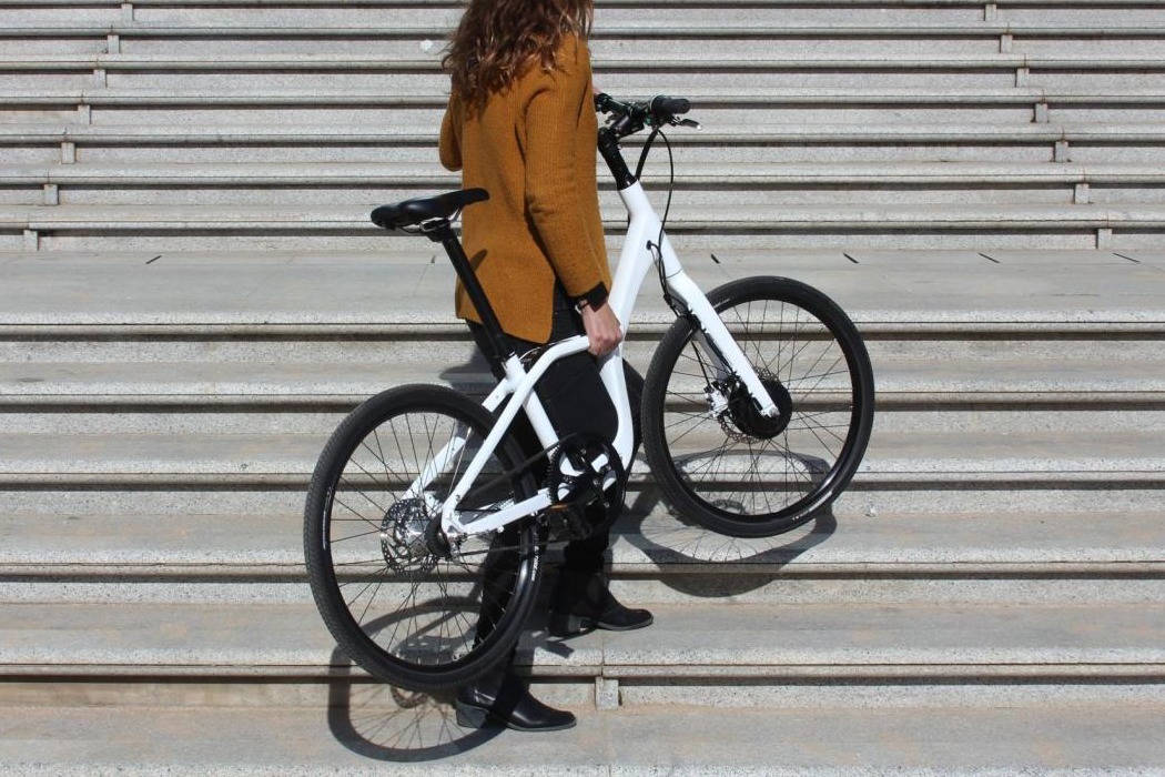 为了平衡自行车,电池位于踏板中间,踏板上方,当您需要时可以开启和关闭,并为250W电机供电。乘坐生态模式,自行车为您提供轻便辅助,让您在每个踏板上更进一步,或切换到动力模式,最高可提升40%,帮助您在更艰难的地形或上坡行驶时。