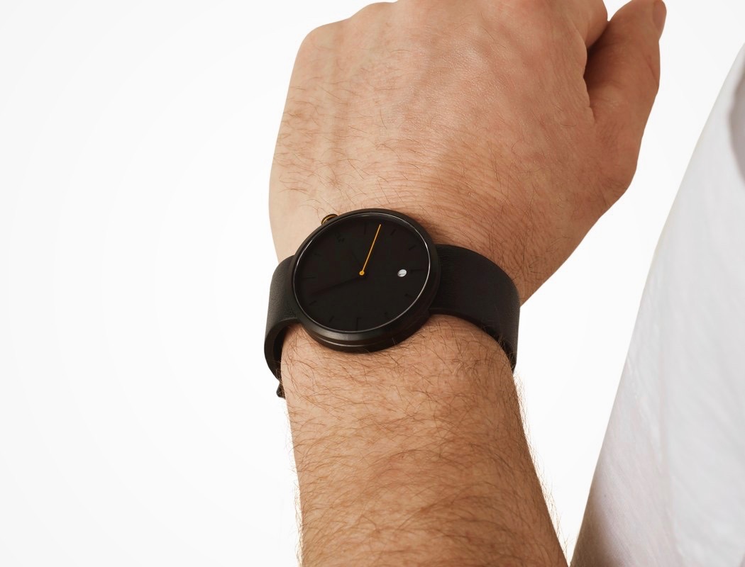 腕表的微妙风格贯穿整个设计。钢质机身有银色,灰色和黑色两种款式,而手表的表面则是自制的哑光白色,灰色和黑色。 N1系列配有真正的小牛皮表带,融入腕表的机身,营造出清晰的设计,不会展示或夸大任何设计细节。螺丝,表耳,螺栓,所有工程细节都隐藏在一个人的视线之外,让腕表的极简主义设计语言能够熠熠生辉!