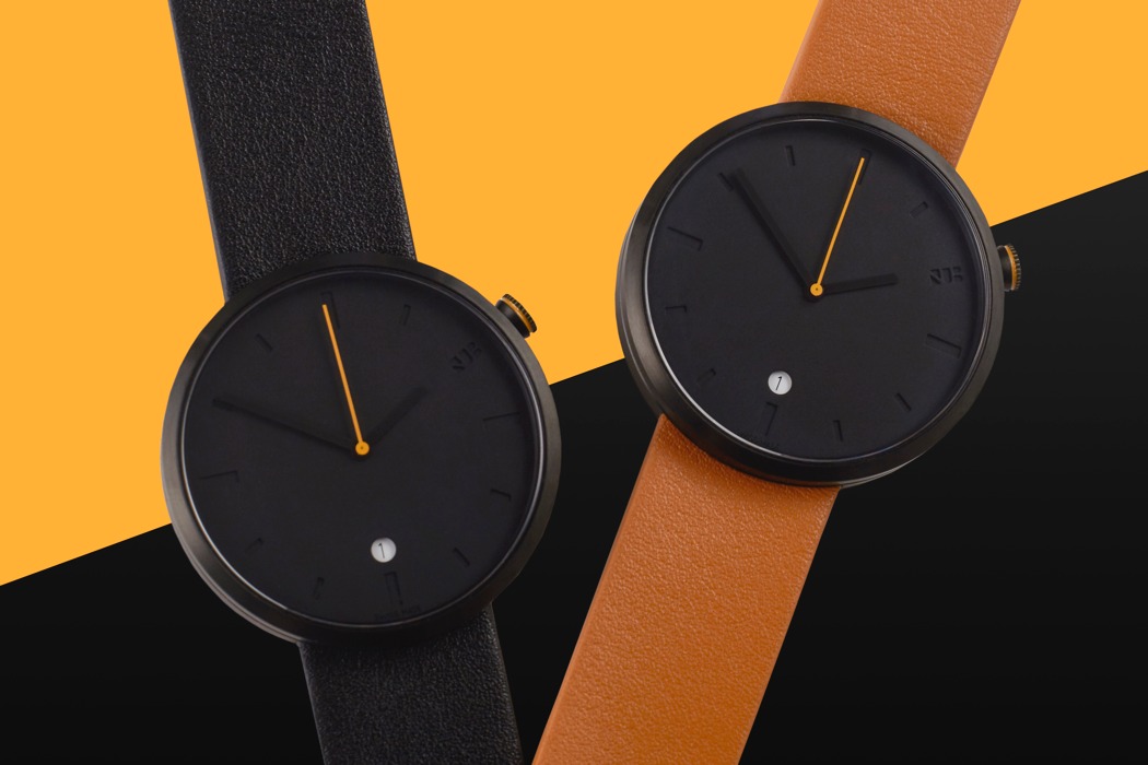 NUB手表在伦敦设计,机芯在瑞士组装,英国机身采用瑞士心脏。腕表采用喷砂成品表盘和指针,采用316L手术级不锈钢制成,坐在蓝宝石水晶顶部下方。表盘上的粘贴标记是凹陷的,看起来比表盘的其他部分稍暗,而相同颜色的指针悬停在上方,在下面的表盘上投下阴影。这款腕表在6点钟位置而不是3点钟位置设有日期窗口,而腕表的表冠也位于2点钟位置,带来轻微不平衡感,令人着迷。瑞士制造的瑞士制造的镀金5珠宝瑞士Ronda 7系列机芯位于表面下方,由于采用了5atm防水外壳,因此在水面上方和下方都能很好地工作。