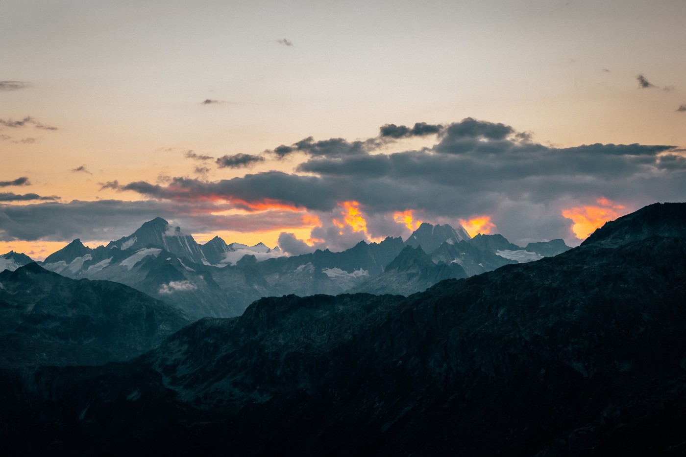 雨后的远处雪山图片
