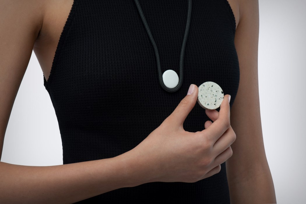 它在一个人身上看起来非常具有装饰性,并且与用于硬币的充电平台Keep相得益彰。 Keep实际上是由浮石制成的,浮石是一种火山岩,以其起泡,充气的外观而闻名。