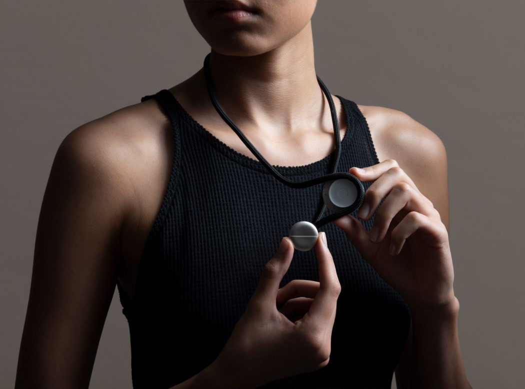 使用纤薄的Kvadrat腕带和颈带,您可以随身携带硬币,随身携带,并将其与手机配对以使用加密货币