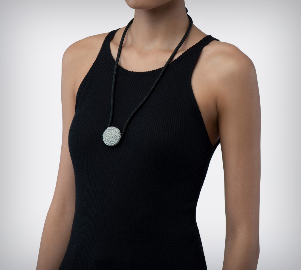 只需将你的皮肤压在硬币上,它就可以读出你独特的生物节奏,来识别你的其他人,从而无需记住你的加密钱包的复杂密码