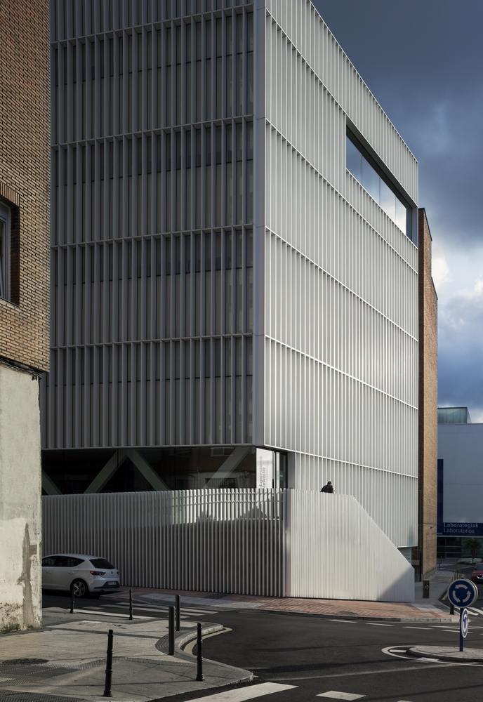 室内的空间设计顺应外立面,以白色和浅色填充着建筑,营造出明亮宜人的工作区域。这些空间与主厅和休息室形成了鲜明对比,后者则通过木材赋予空间更大的代表性和温暖感。有时,色彩在室内发挥着重要作用,在视觉上向用户提供所处空间的相关信息