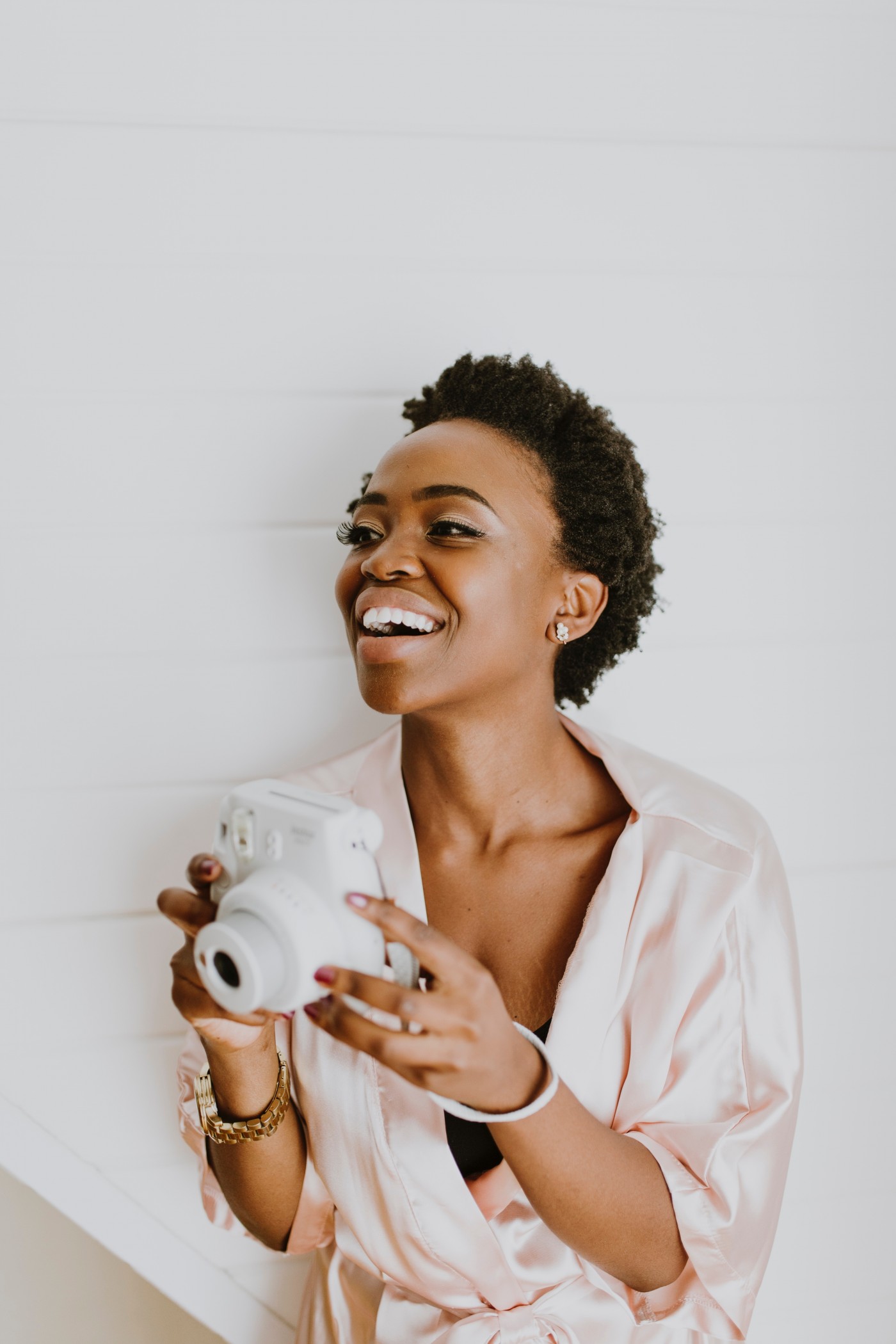 开心拍照的非洲短发女子图片