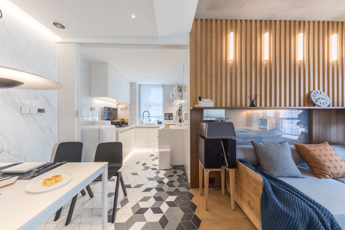 客厅的电视做了隐藏设计,一般的中国家庭,总是以电视为客厅的中心,ADWANGStudio在这里想削弱电视的存在感,让客厅回归它本有的交流和休息属性,同时设计了一个壁炉的意向,营造家的温馨感。