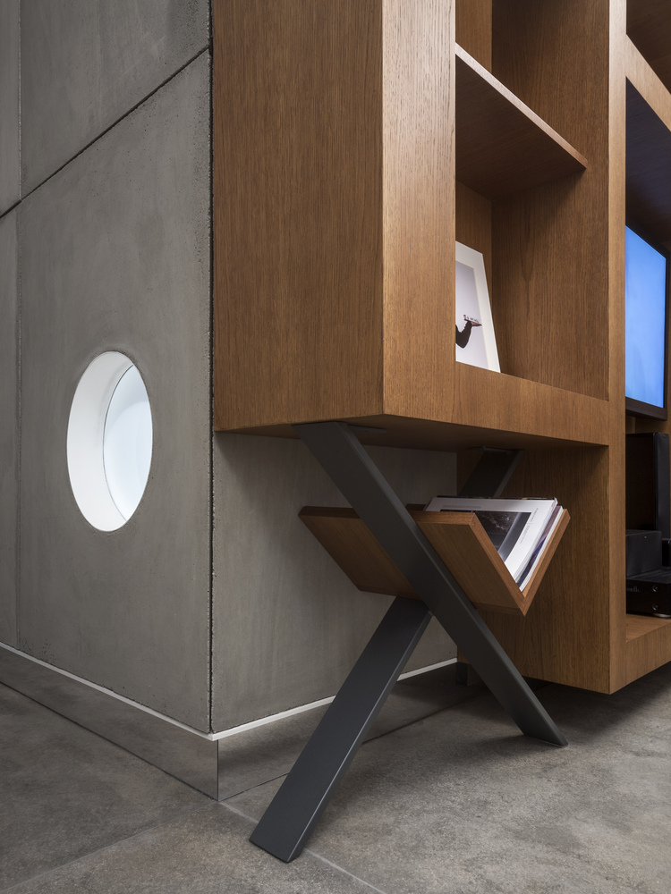 建筑结构有助于强调这种布局,因为柱子位于朝向Corso Massimo d’Azeglio的立面一侧。 这种反常的结构沿着公寓创造了一个虚拟走廊,从衣帽间到宽敞的淋浴间,淋浴间通过玻璃与公寓的其余部分隔开,增加了自然光线。好似“洞穴”的卧室从地面抬高10厘米