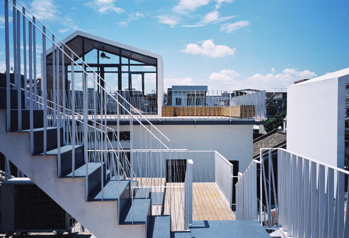 东莞麻涌镇6000平米的新基顶层白房子民宿群