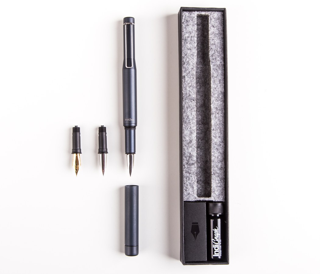 通过不断保持笔尖与水接触!答案看起来几乎像孩子一样,但凭借一些设计和工程技能,Indigraph设法将其拉下来。笔帽重新设计,以容纳一个迷你水库。当您将笔帽固定在笔尖上时,笔尖会与专门设计的薄膜接触,使其保持湿润。水不会滴到笔的笔尖上。