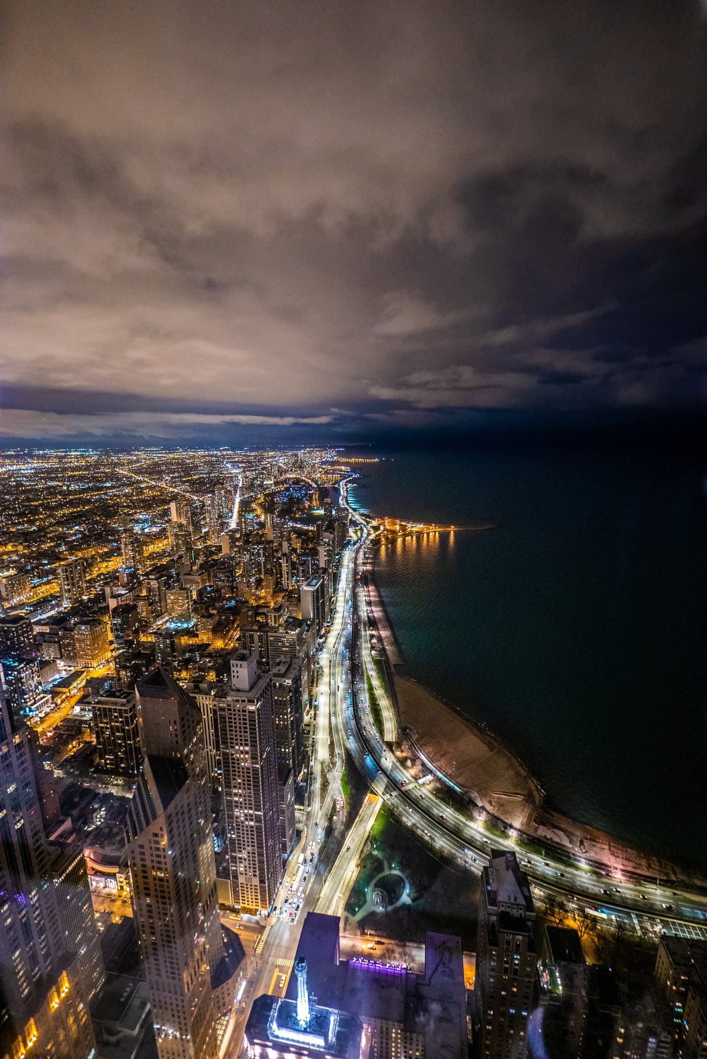 海港口的城市车流夜景图片