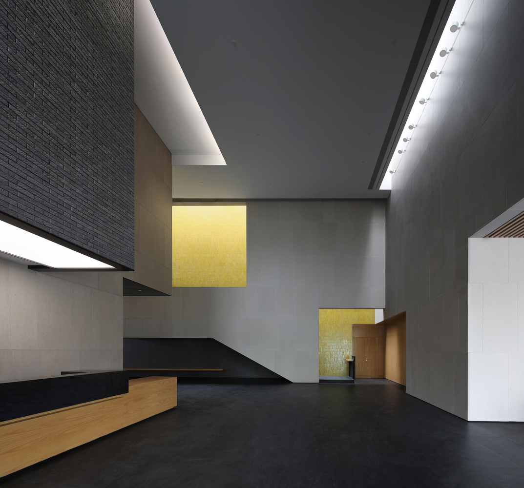 除此之外,烧制砖这种由土地转化而来的材料,与山体之间带着天然的血缘,而烧制的过程引入的手工痕迹,也更好地记录了阳光在建筑外墙上的流动。这一切都让建筑更好地与土地,与历史,与工艺对话。