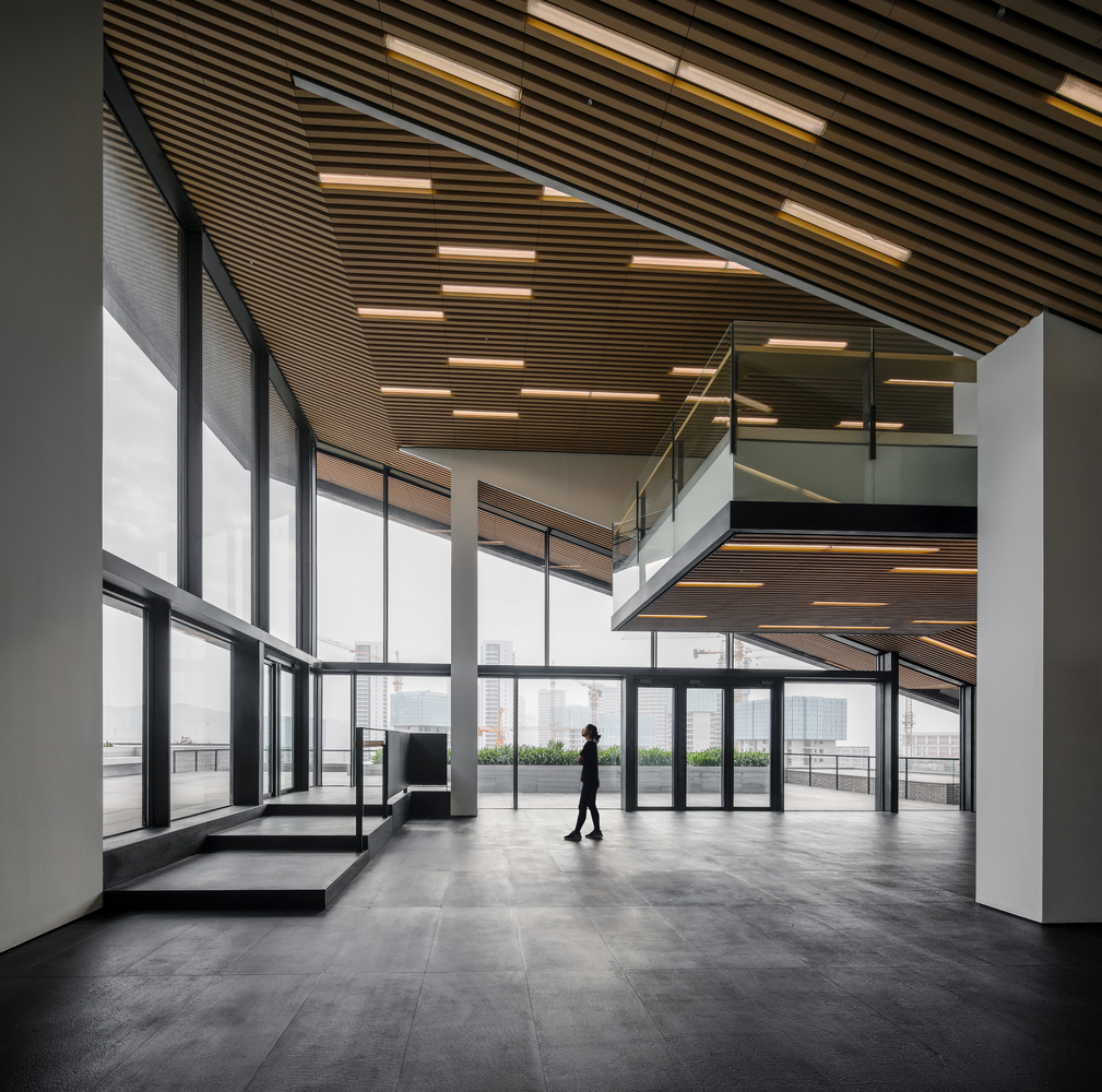 建筑的界面由人工烧制的灰土砖砌筑而成,这种敏感而朴素的材料,使得每块砖展现出它烧制成型的微妙过程。除了标准的平砖幕墙,两种其他的砖墙肌理也出现在外立面上。