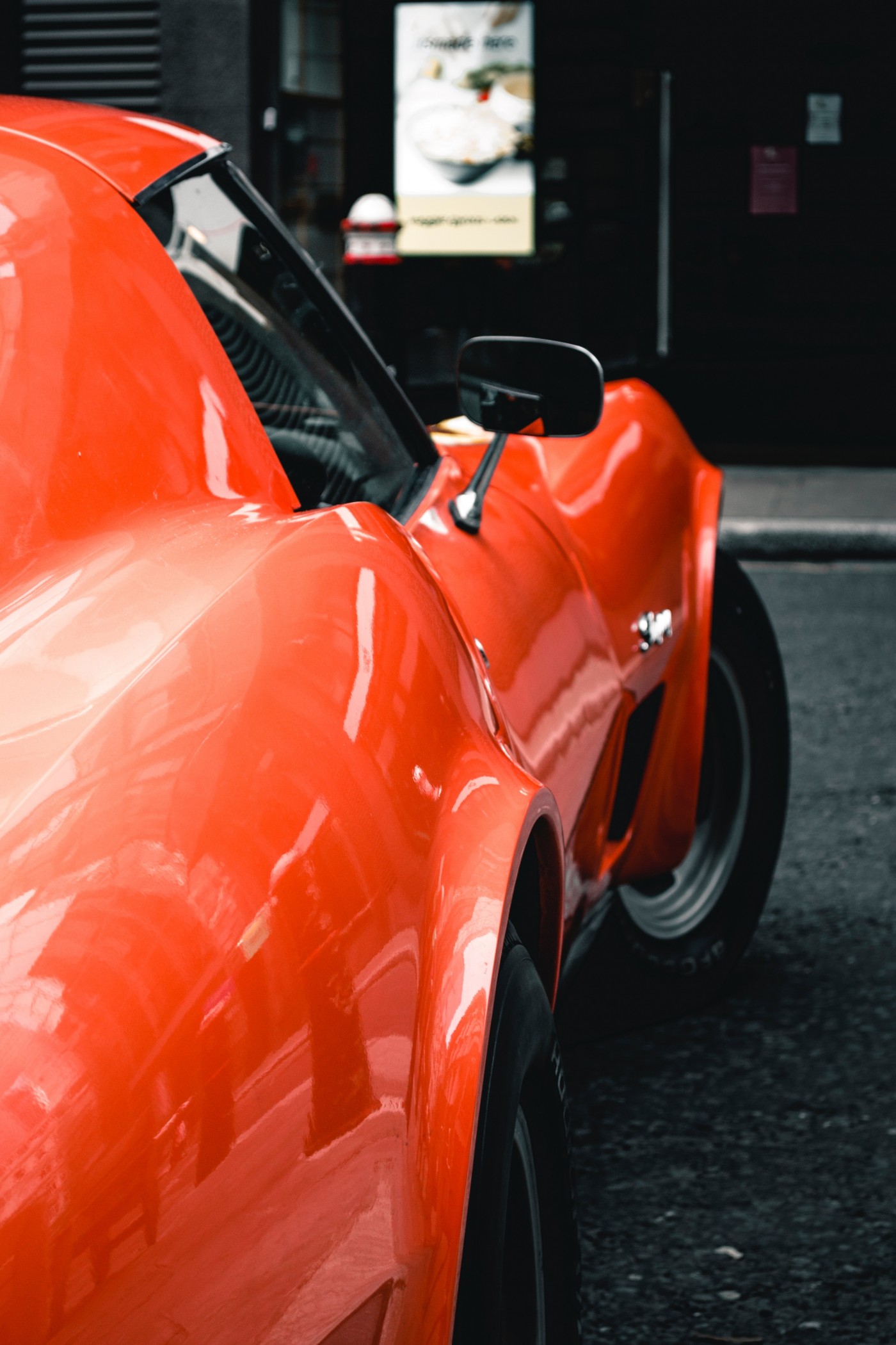 红色老爷车侧面图片