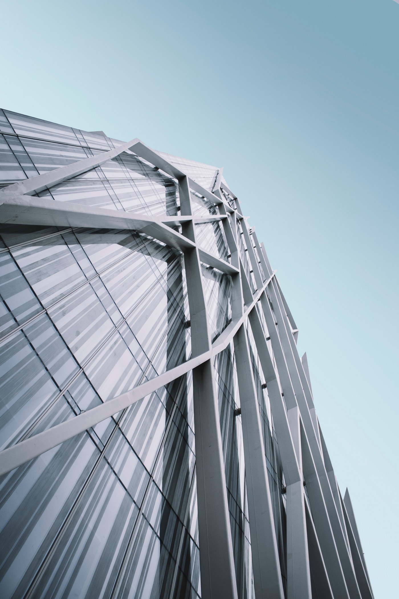 几何线条感十足的雄伟现代写字楼建筑