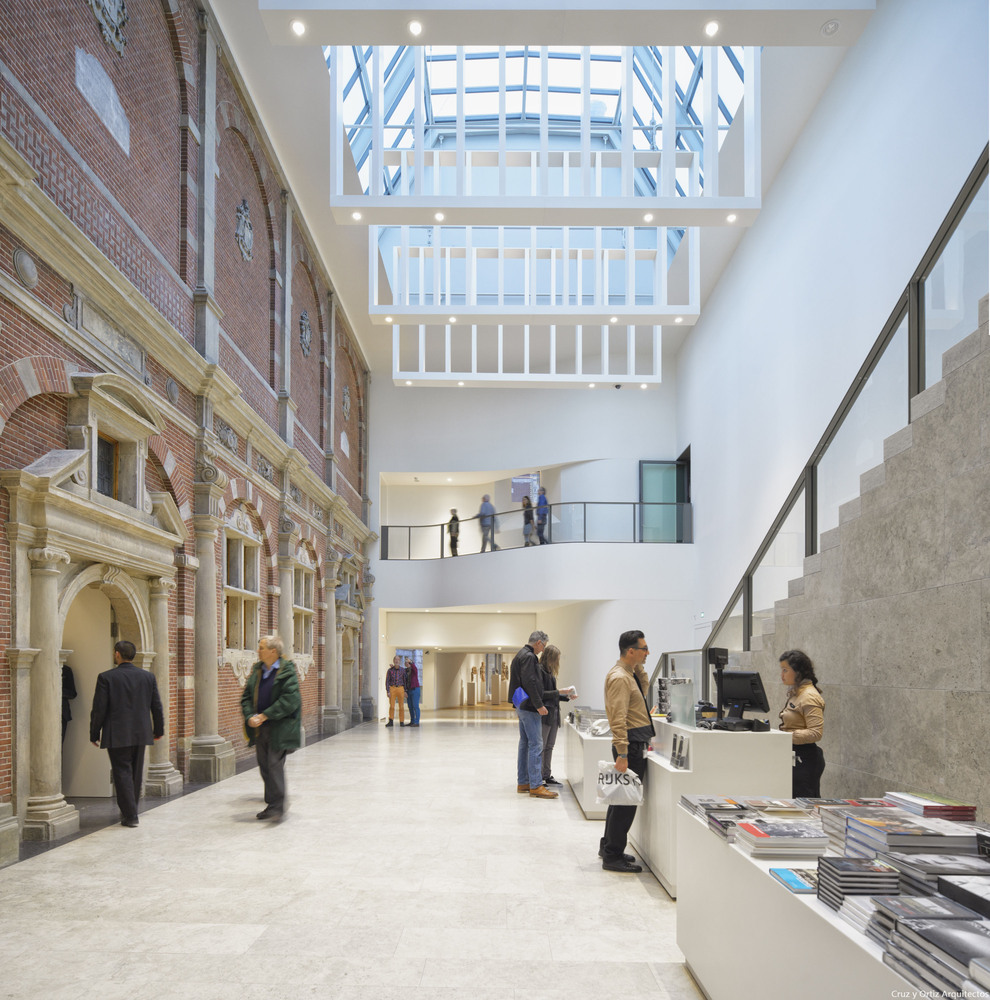 与主楼的一致性明确体现在空间和功能组织中。它的特点是从建筑的中心(中央庭院)开始的布局,人们可以由此进入周围的画廊。尽管 Philips 翼楼的旧庭院只能从从侧面去评估潜力,两种方案间依然存在着联系