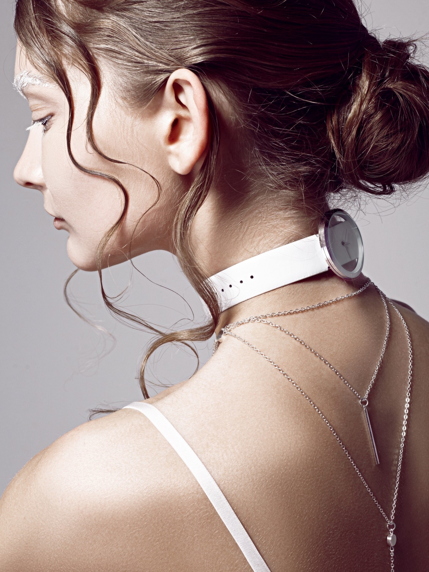 挂完首饰的完美女性背景图片