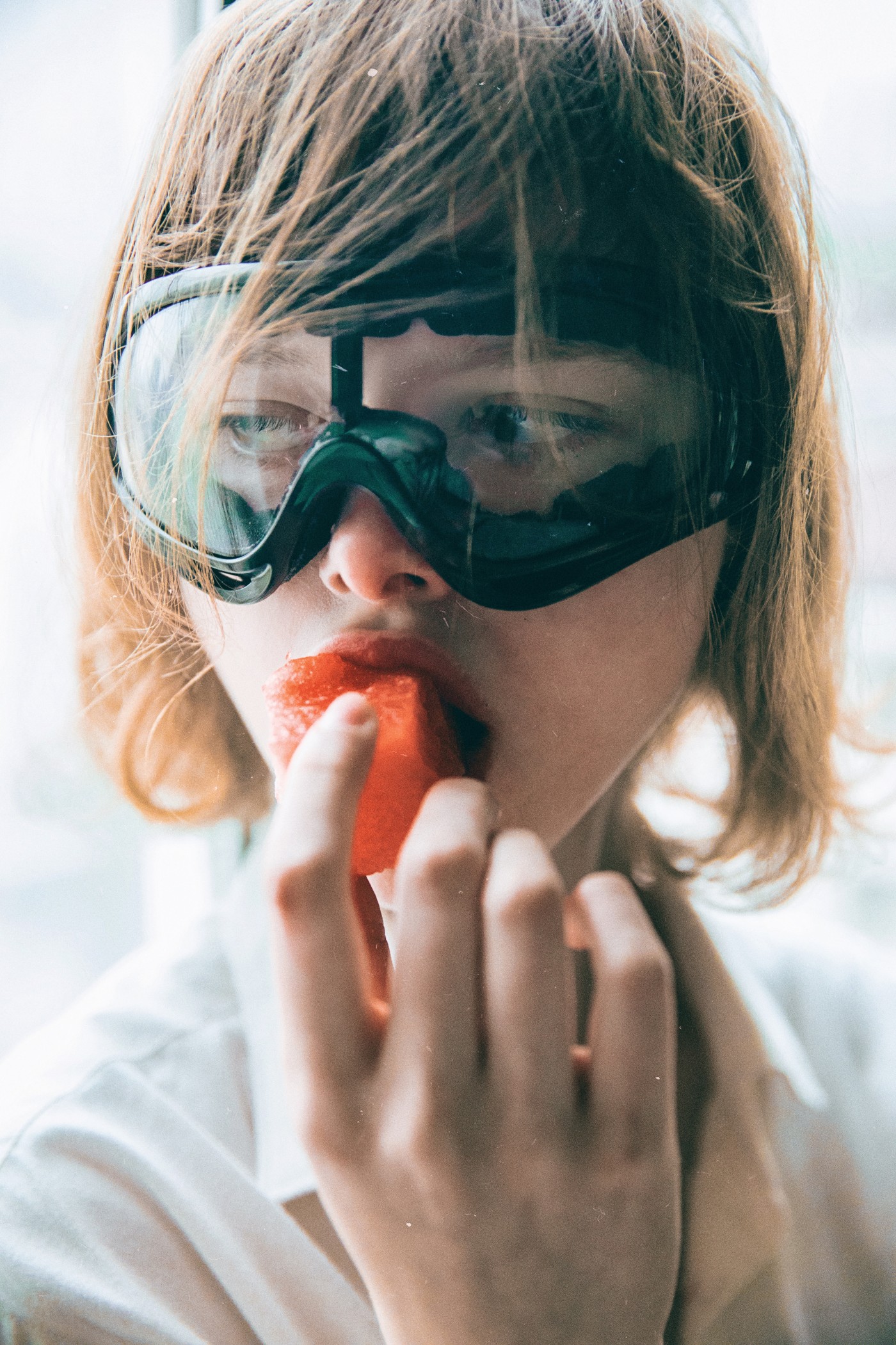 俏皮戴眼镜吃西瓜的美女图片