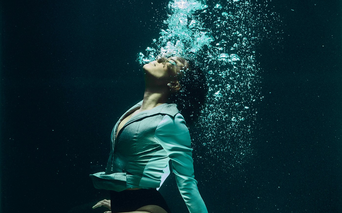 水中喷水泡的女子 欧莱凯设计网 08php Com
