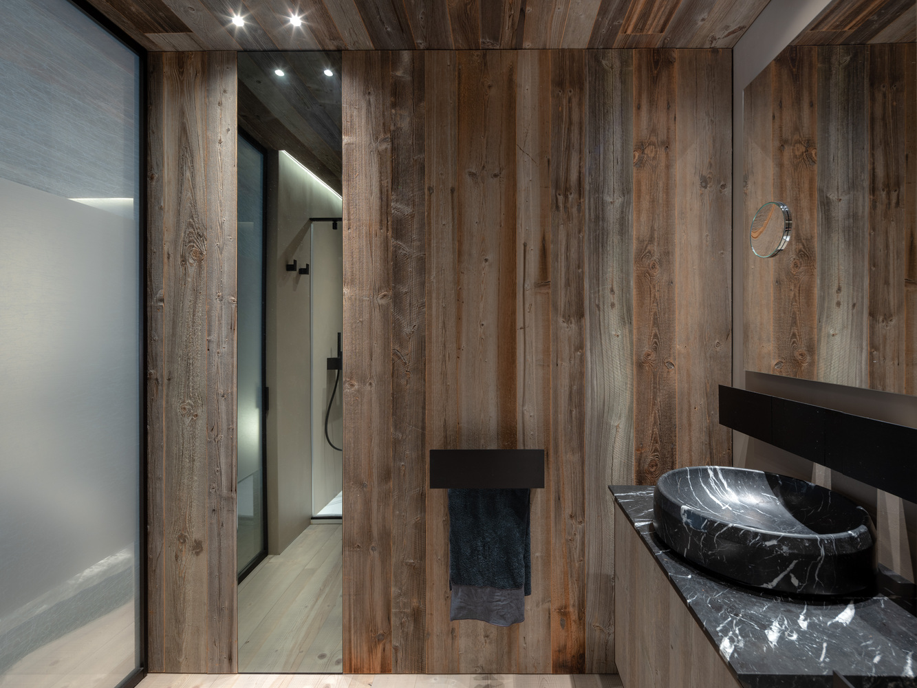 客厅可直接通向一块大户外阳台。小屋的改造与室内设计均是由来自 Outlinestudio74 的 Giulio de Filippo 策划完成。