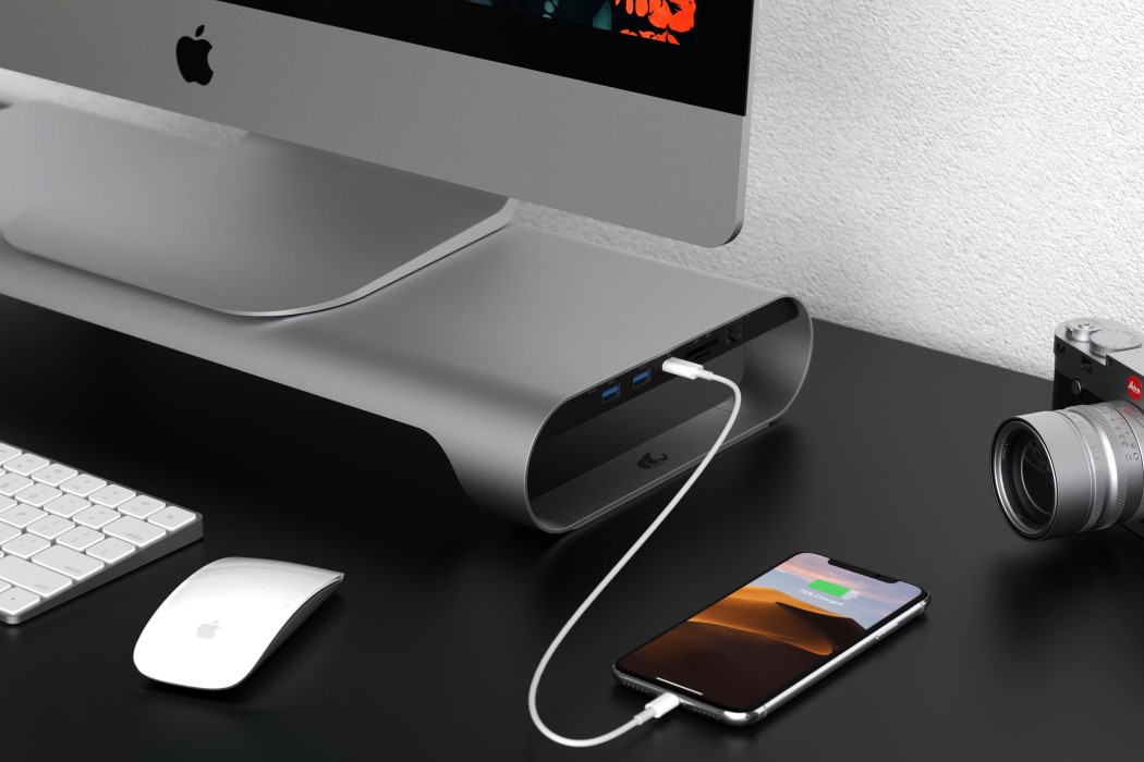 支架甚至在左侧装有一个滑动托盘,用于存放各种桌面配件,如拇指驱动器,加密狗等!