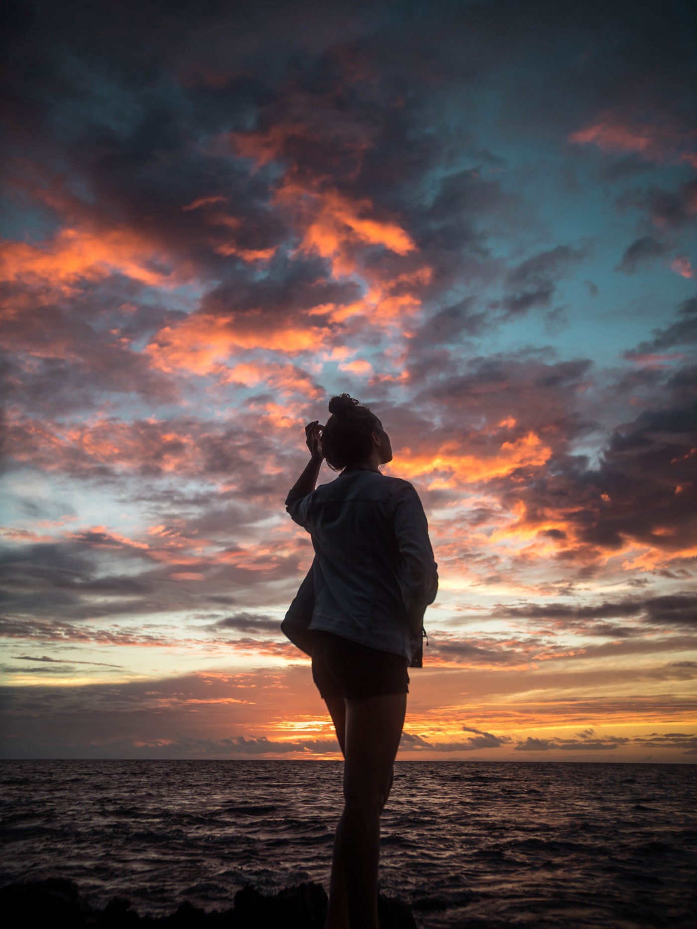 日落海散步的女子图片