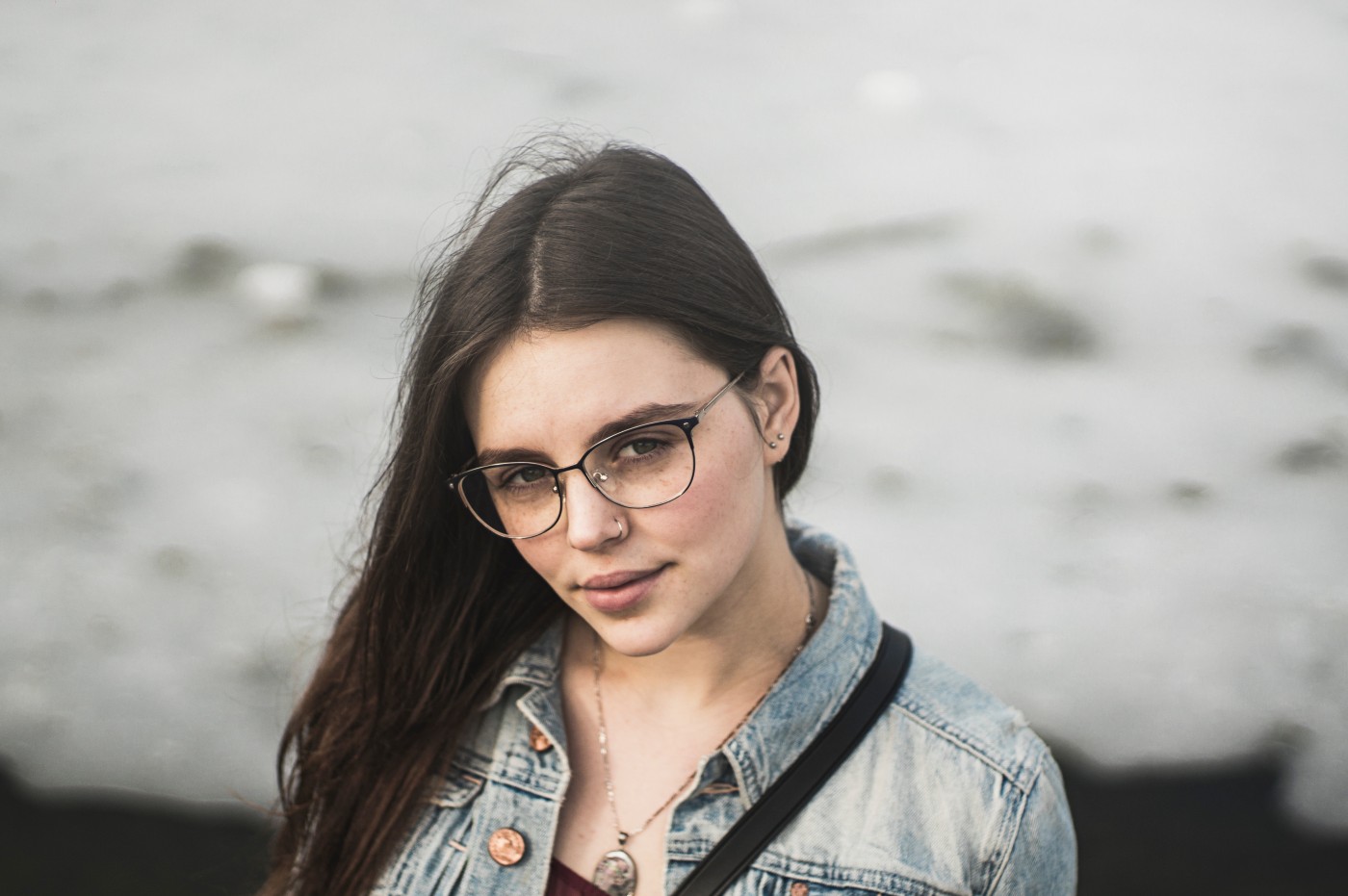 戴眼镜戴鼻环的牛仔女郎图片