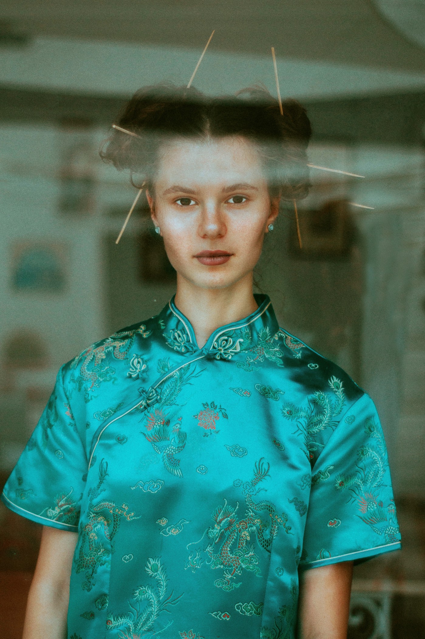 穿蓝色旗袍的俄罗斯女郎图片