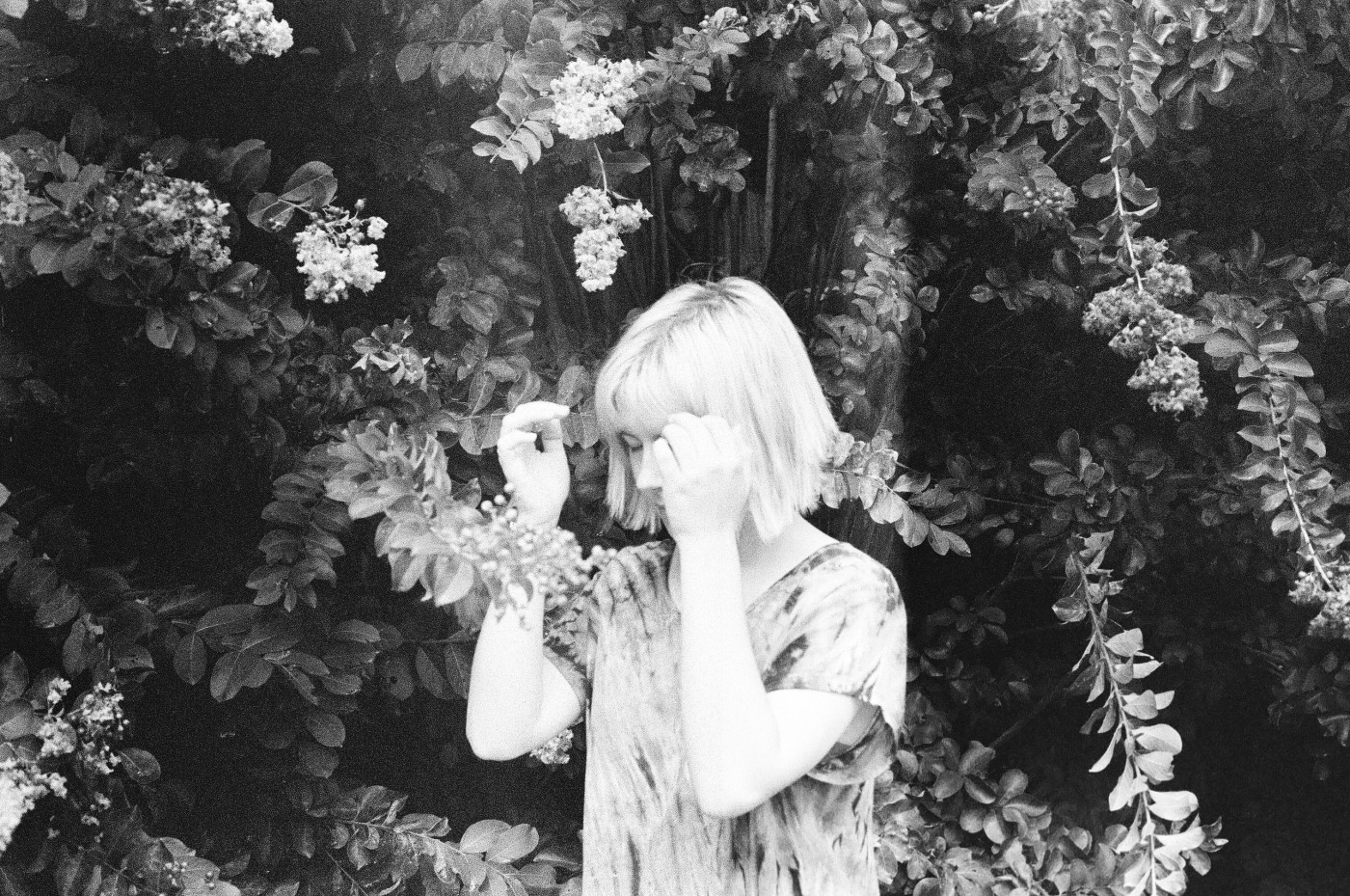 森林中的女子黑白图片图片