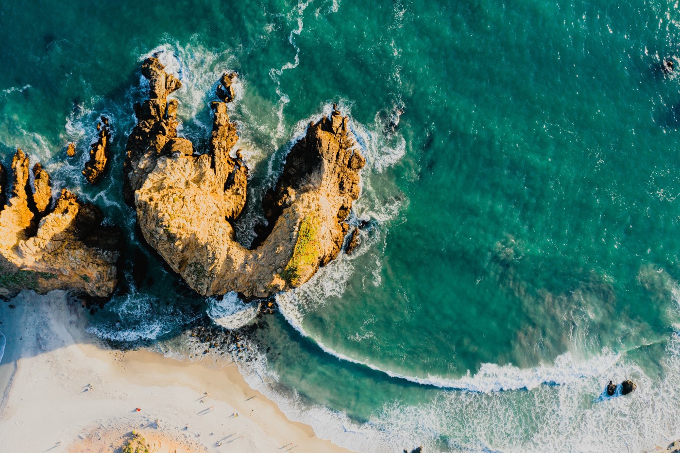 蓝色海洋礁石图片