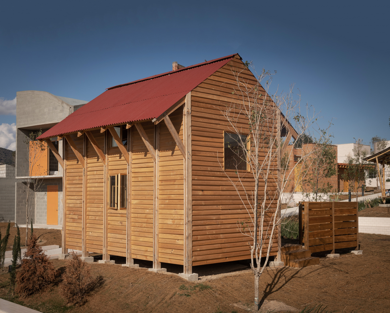 原型作为MOS Architects 设计的总体规划的一部分,其中包括材料实验室(Dellekamp Schleich)和欢迎中心(MOS Architects)。我们的场地位于墨西哥米却肯州的Nuevo Parangaricutiro,由“从领土到居民”活动分配。该设计提案基于场地的使用,理解和空间构造在不同尺度上进行了空间功能性分析。设计主旨并不在于建筑模型本身,而是创造的过程。因为每一个项目都会有特殊的条件和地点,可复制的创造过程才是整个项目的核心