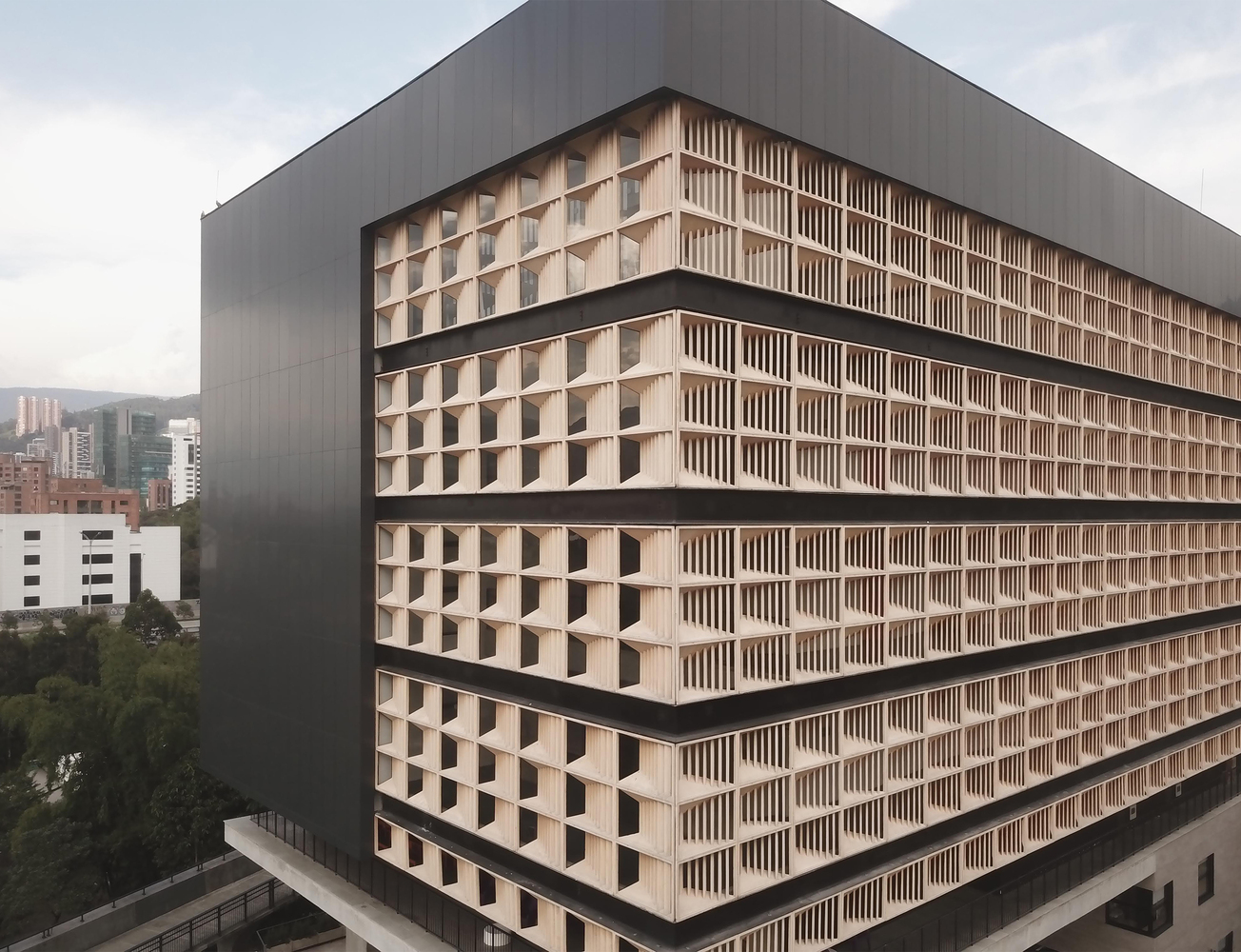 第一座建筑主体巧妙地借助了地形条件并与之融为一体,建筑的设计中有艺术家爱德华多・齐利达(Eduardo Chillida)画作的痕迹。我们想要构建的是拥有实体外立面的大型建筑