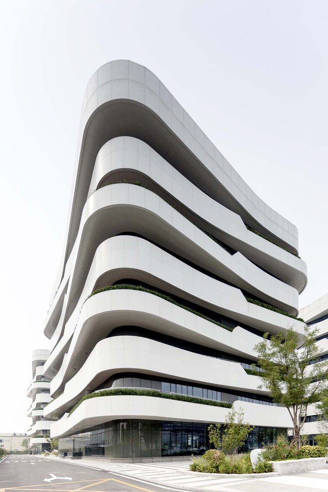 在中国的一至三线城市的边缘地区,政府总体规划定位了一些工业用地,原本是用于建造服务于城市的工业厂房。然而在快速发展的城市化进程中,政策上对环境污染的控制和经济上的产业升级,促使制造型的大型厂房要搬离主要城市,城市边上这些工业性质用地也随之开始面临新的业态的注入。