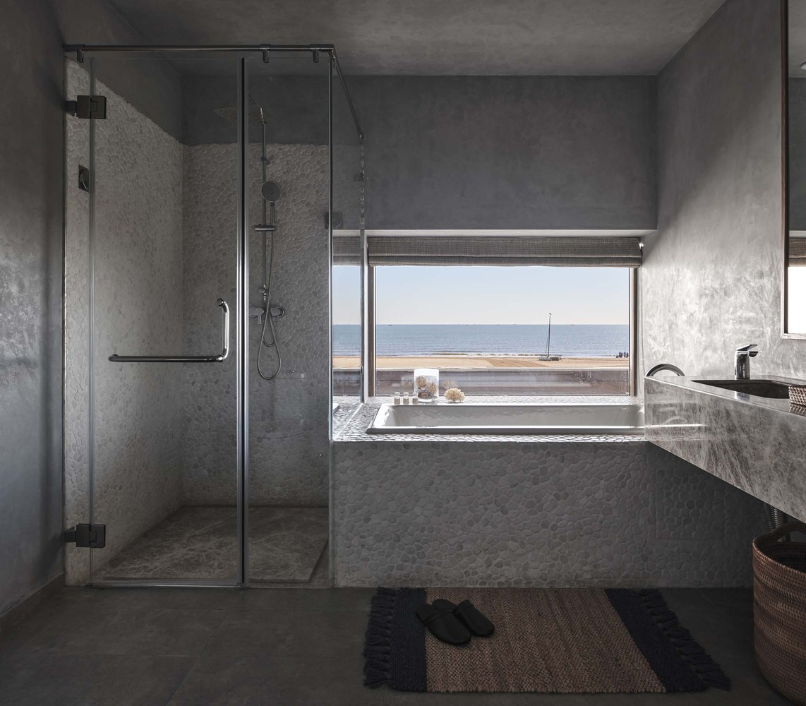 从自然环境到社区生活都给这一场地带来了丰富的特性,而在其范围之间所定义的无数迷人氛围之集合,正是临海T宅所最终希望实现的。