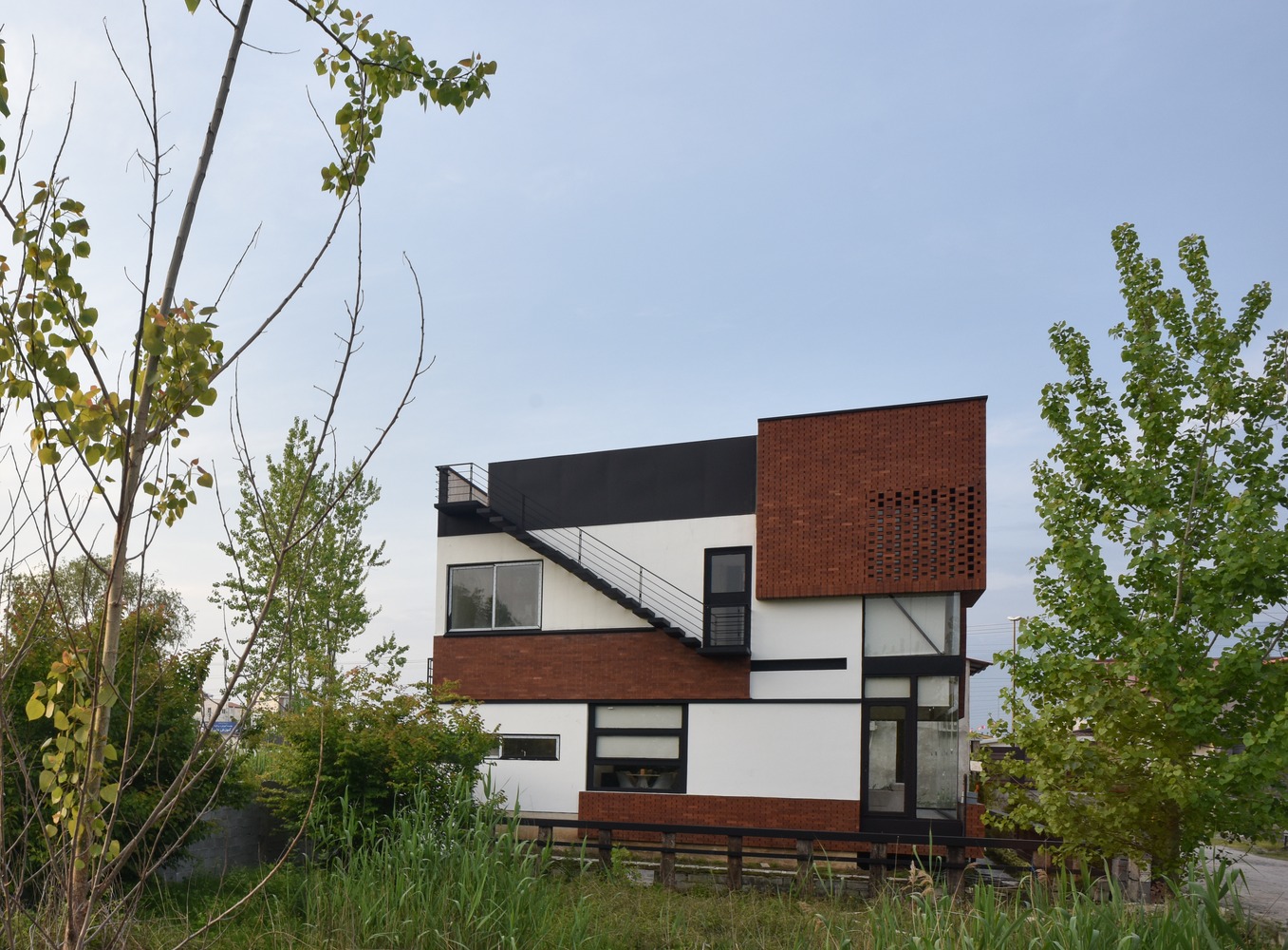 后来,主立面被大量玻璃纹理覆盖,为了让内外空间的连接最大化,并提供可见性、光照和透明度。