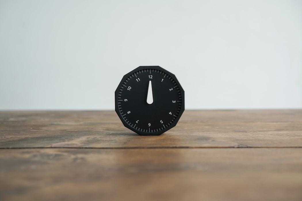 只需旋转这个令人难以置信的简单世界时钟,它就会改变时区!---酷图编号1276340