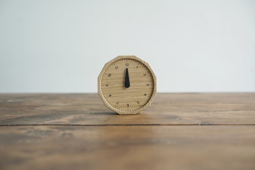 只需旋转这个令人难以置信的简单世界时钟,它就会改变时区!---酷图编号1276343