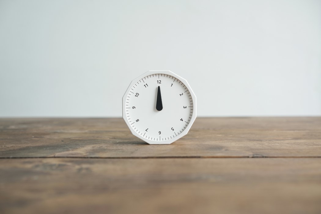 只需旋转这个令人难以置信的简单世界时钟,它就会改变时区!---酷图编号1276344