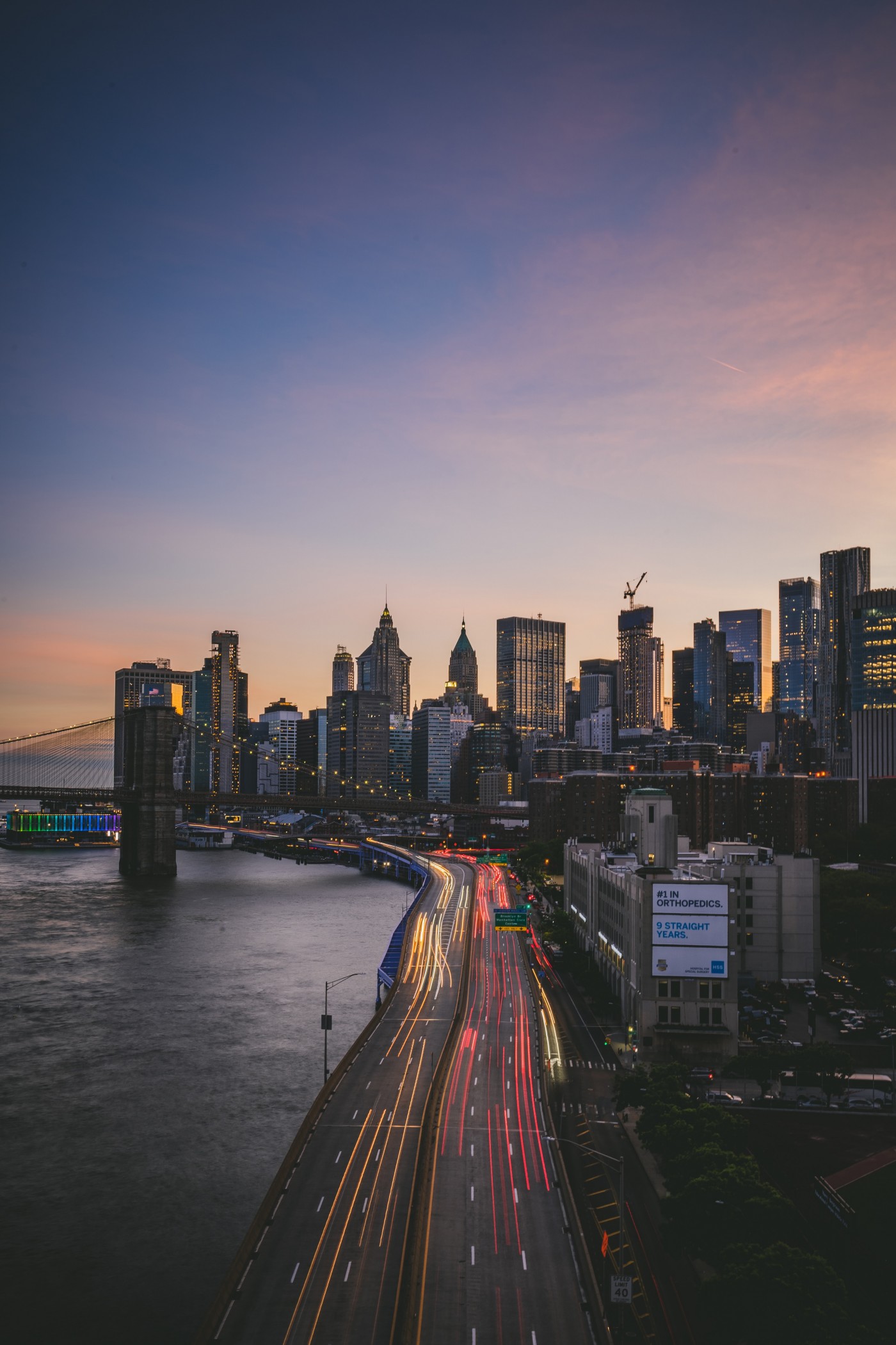 海滨城市的车流夜景图图片
