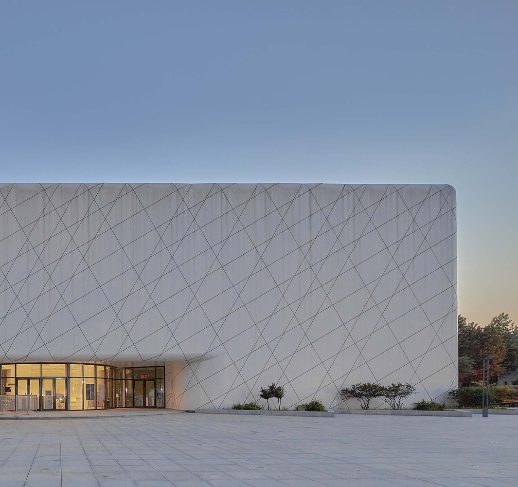 大小各异的参观环廊,与不规则形状的遗址坑形成了积极的互动关系。建筑外表的不规则板片划分,由每一个圆形按照同样规则沿切线发散交织而成。