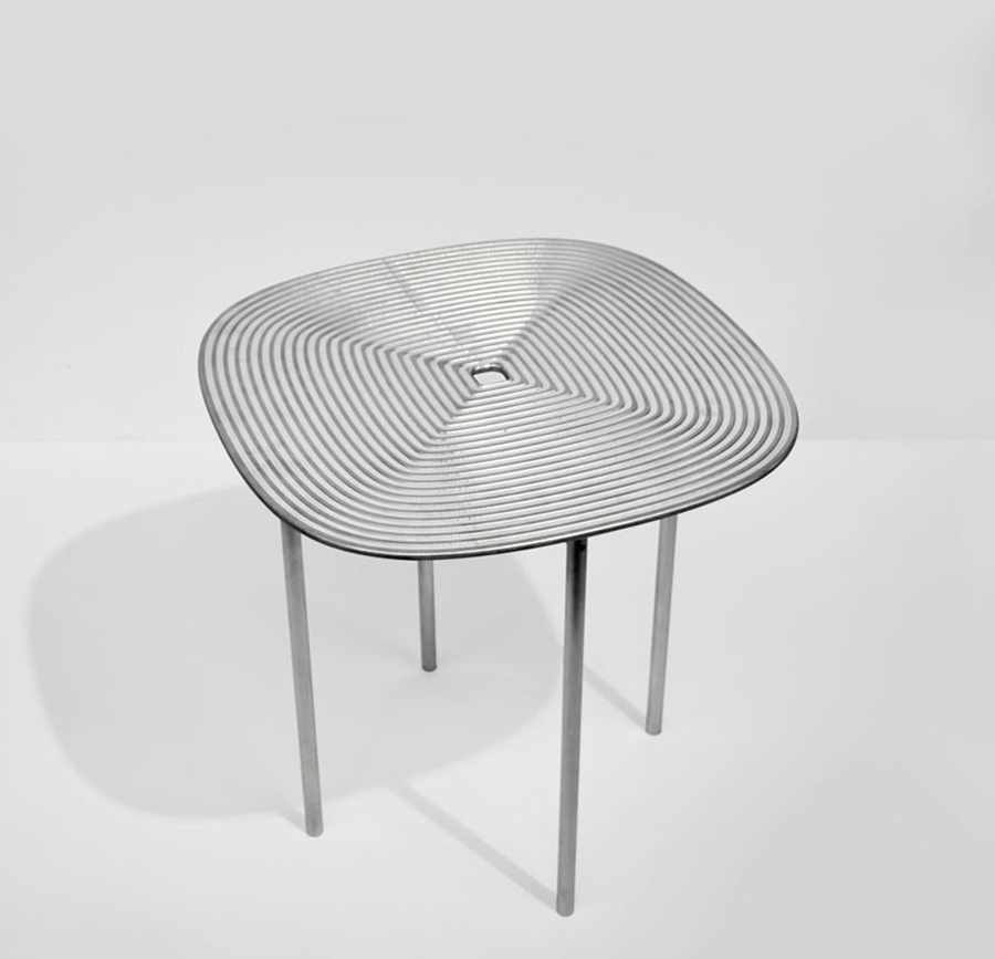 使用铝作为俏皮画布的桌子---酷图编号2