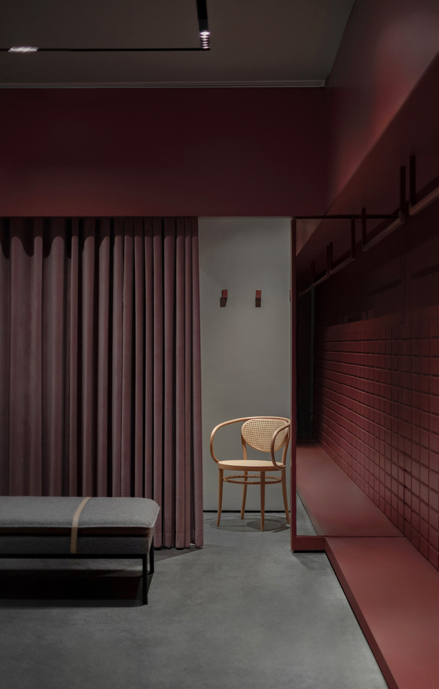 时髦的表象,其实是自我的体现。我们希望用一个存在极大共识的空间世界,来包容时髦与个性,这就是「THE REPUBLIQUE 廾界」。