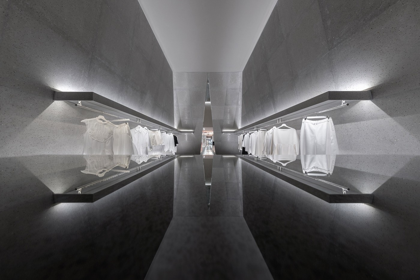 倾斜墙壁框架的SND时装精品店封面大图